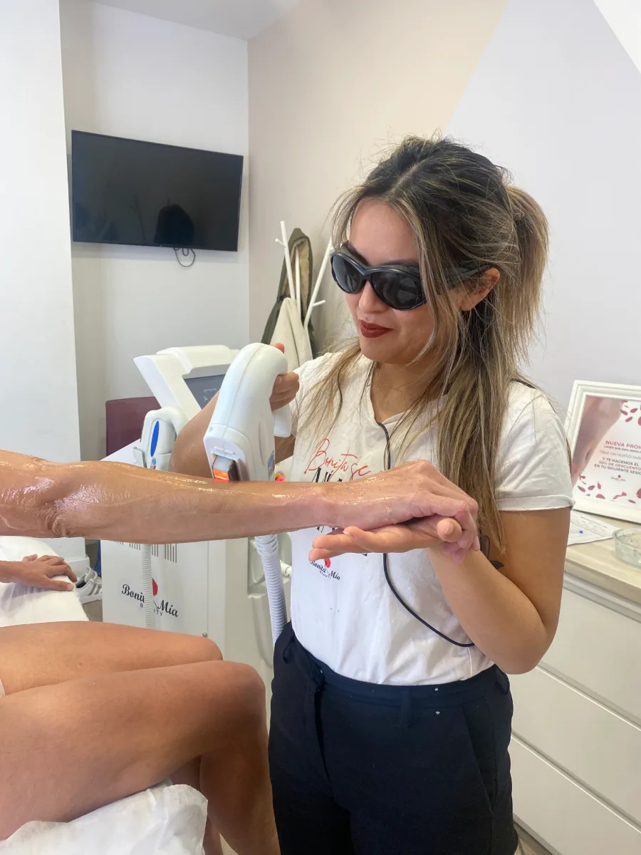 Sesión de depilación láser sin dolor en el brazo con piel morena en Bonita Mía Beauty, Zaragoza