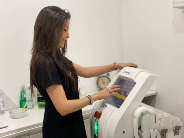 Especialista de Bonita Mía ajustando el equipo de depilación láser SHR en Zaragoza