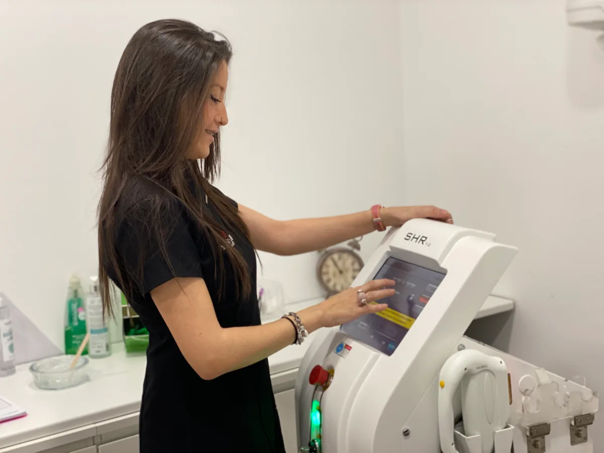 Profesional de Bonita Mía Beauty ajustando el equipo de depilación láser SHR en Zaragoza