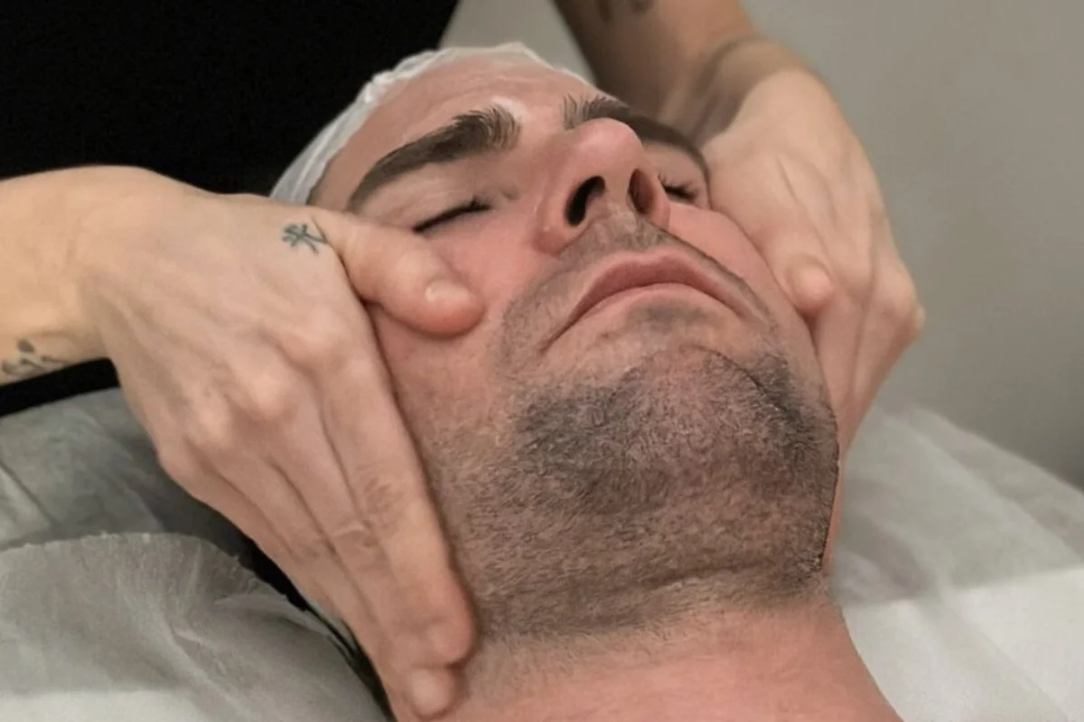 Masaje facial en un tratamiento para hombre en Bonita Mía Beauty, Zaragoza